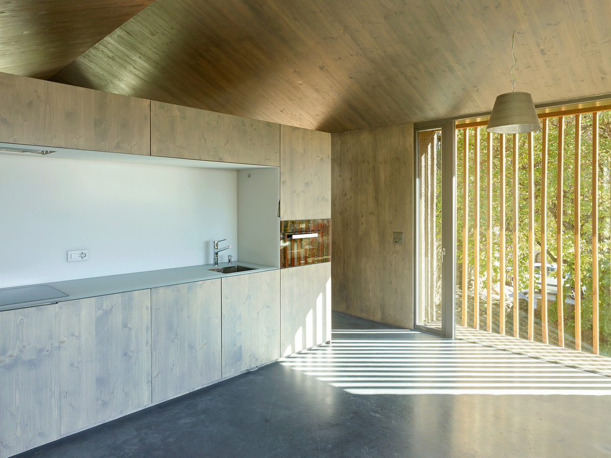 Nhà bếp ngập ánh nắng nhờ hệ lam gỗ ngoài mặt tiền.