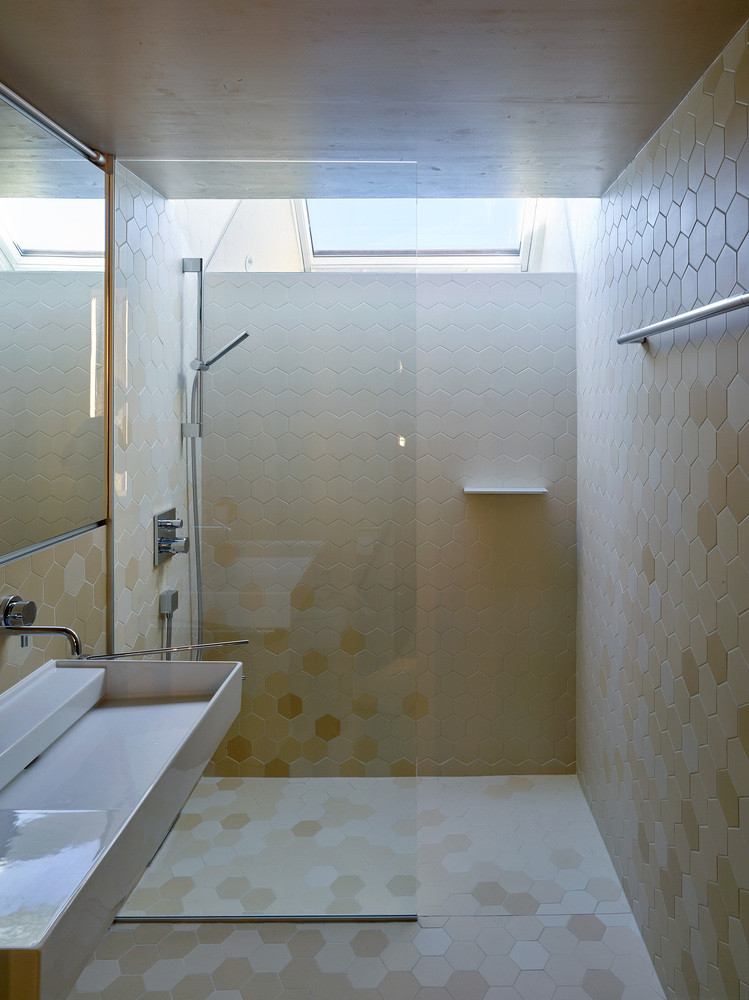 Tầng hầm là không gian phòng tắm hiện đại.