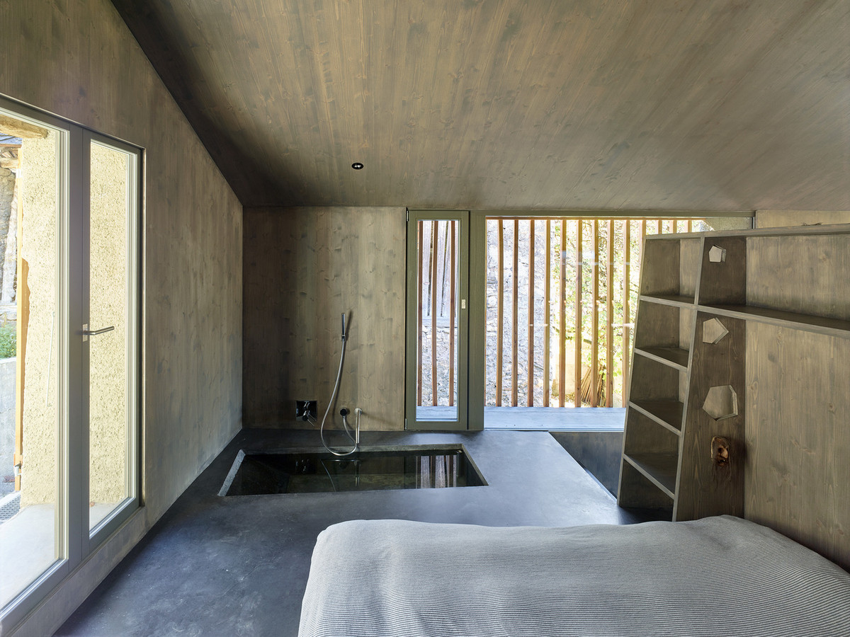 Không gian phòng ngủ mộc mạc nhưng thoáng sáng. Nguồn ảnh: Archdaily.