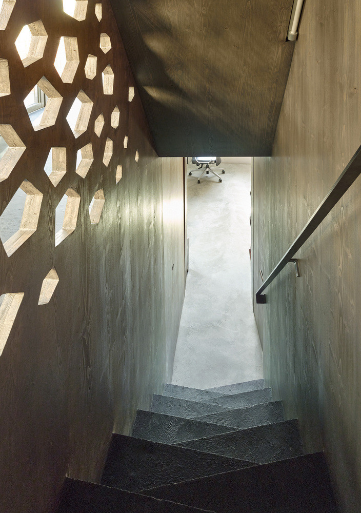 Các lỗ hình ngũ giác trên tường là yếu tố đảm bảo sự thông gió cho căn nhà. 