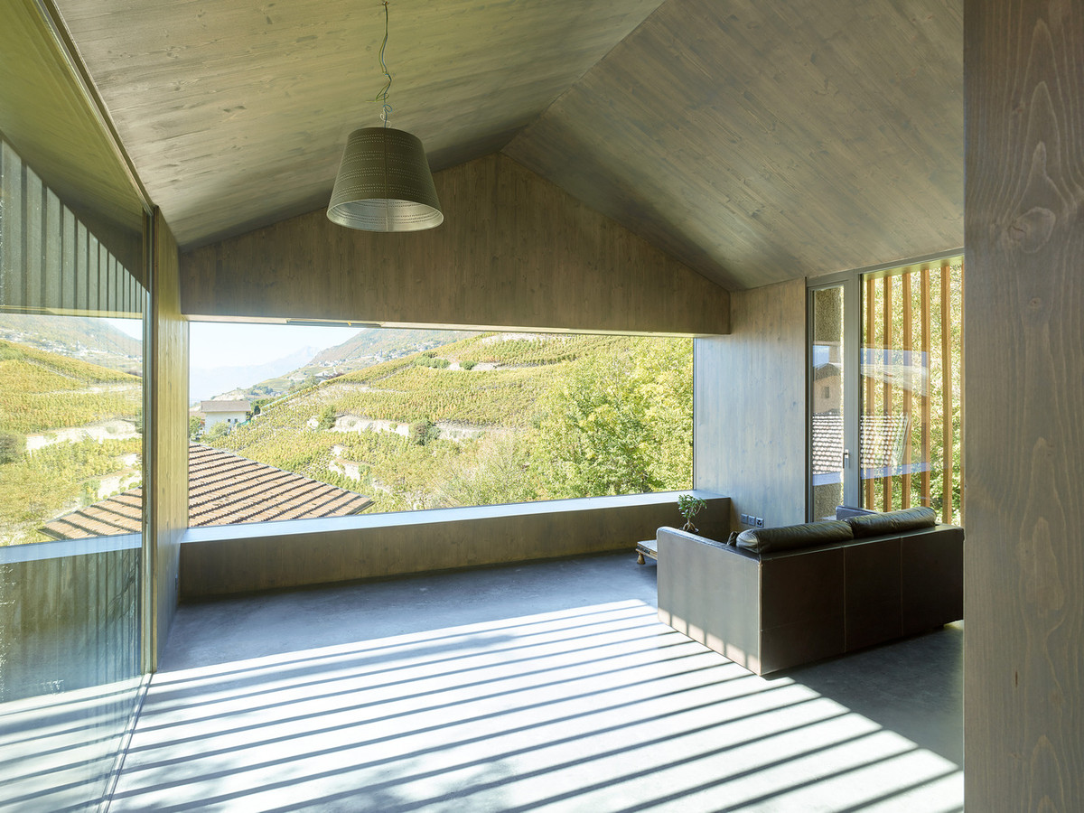 Sự chênh lệch về độ cao giúp phòng phòng khách có tầm nhìn thoáng đẹp ra thung lũng.