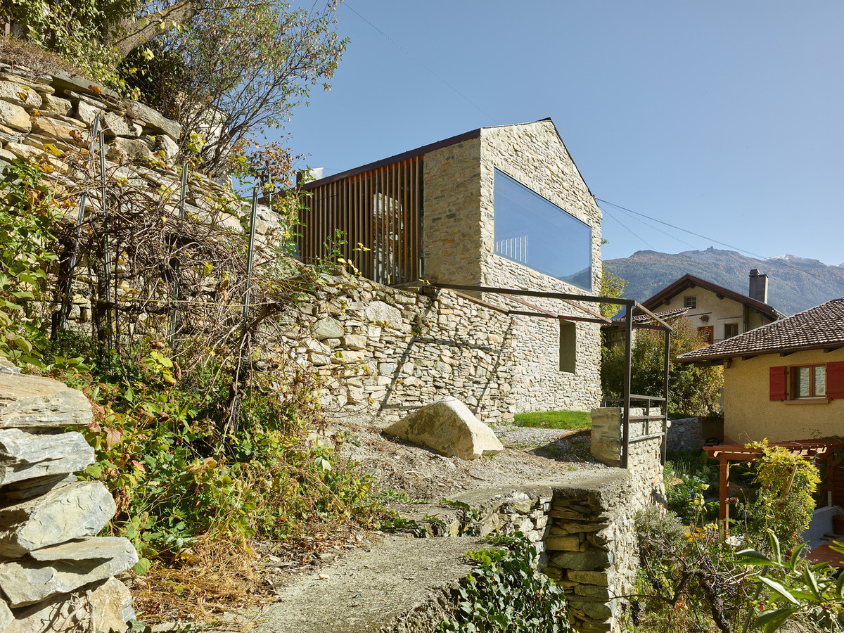 Tọa lạc tại trung tâm làng Ollon (Thụy Sĩ), ngôi nhà được xây bằng gạch đá vụn.