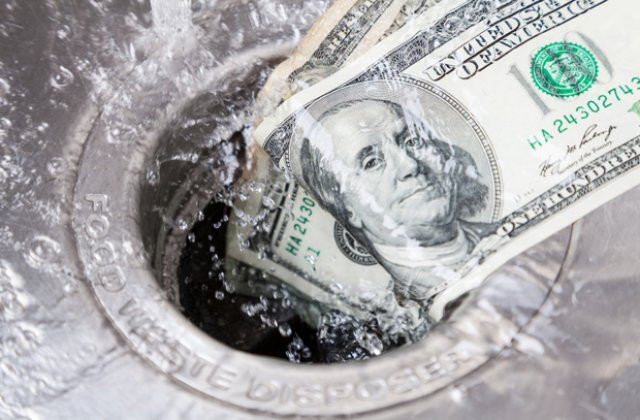 Nếu như giới trẻ lãng phí rất nhiều thời gian và tiền bạc cho giải trí thì người giàu sử dụng chỗ đó để đầu tư cho ước mơ của mình.