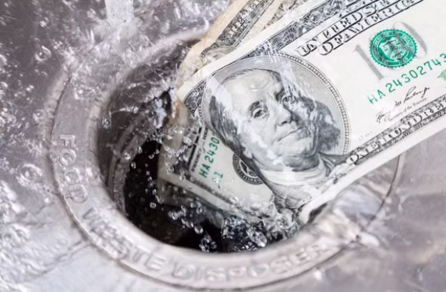 Nếu như giới trẻ lãng phí rất nhiều thời gian và tiền bạc cho giải trí thì người giàu sử dụng chỗ đó để đầu tư cho ước mơ của mình.