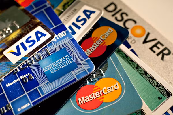 Người giàu luôn biết rằng các loại phí là thứ vừa gây tốn thời gian lẫn tiền bạc. Vì vậy, họ luôn đảm bảo các hóa đơn của mình được thanh toán đúng hạn.