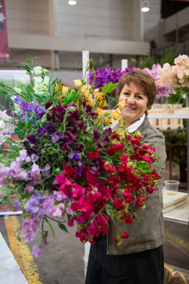 Bao trùm cả khu chợ là mùi thơm nồng nàn của các loại hoa.