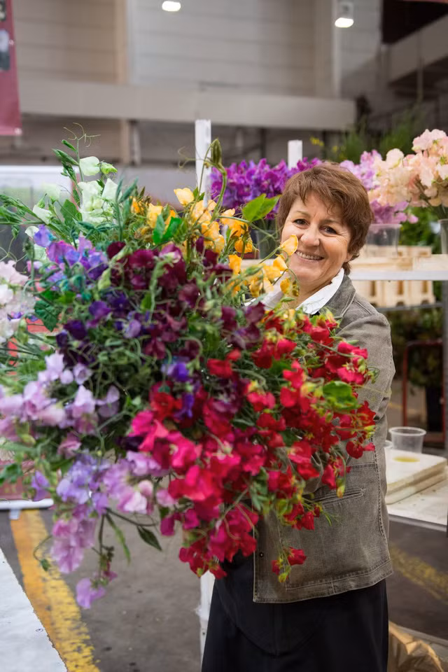 Bao trùm cả khu chợ là mùi thơm nồng nàn của các loại hoa.