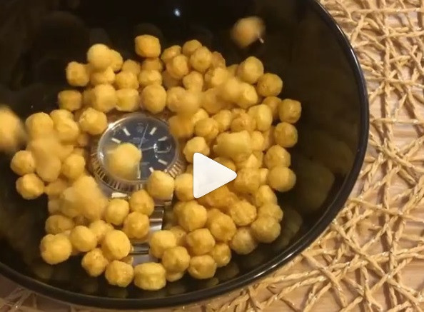 Hành động ăn sáng với đồng hồ siêu sang cũng bị không ít người chỉ trích.
