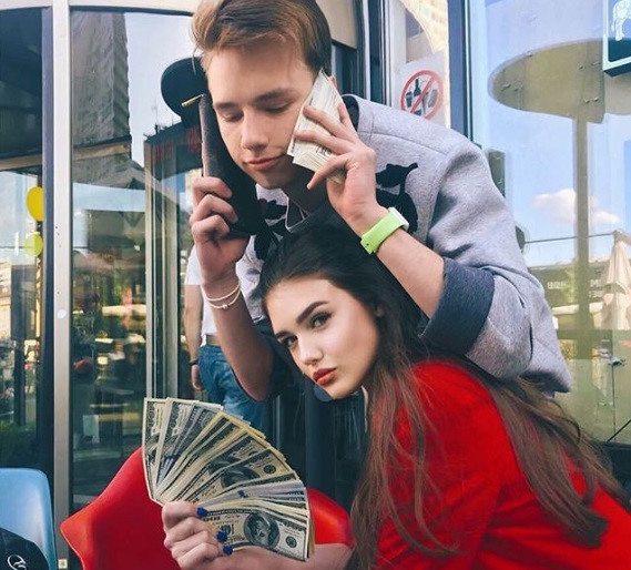 Thậm chí theo Daily Mail, Tổng thống Nga Vladimir Putin từng lên tiếng bày tỏ không đồng tình trước lối sống quá xa hoa của giới trẻ nhà. Nguồn ảnh: East2West, Instagram.