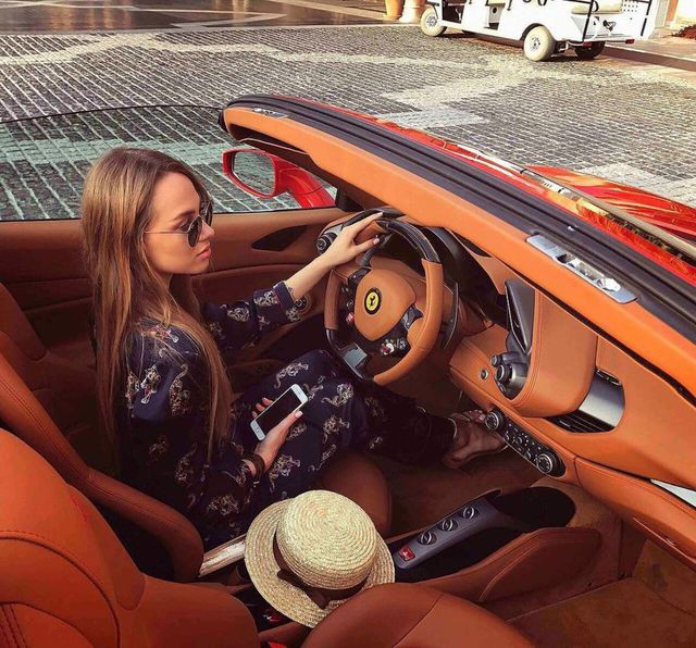 Ở một thời điểm khác, Maria khoác trên mình toàn đồ hiệu, tự lái xe Ferrari dạo phố.