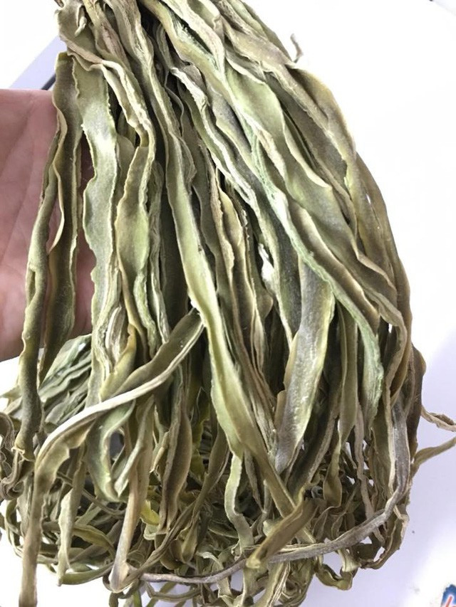  Rau tiến vua tươi sau khi thu hoạch được đưa vào lò sấy khô đóng thành túi nhỏ và vận chuyển ra các cửa hàng, đại lý. Ảnh: Vov.