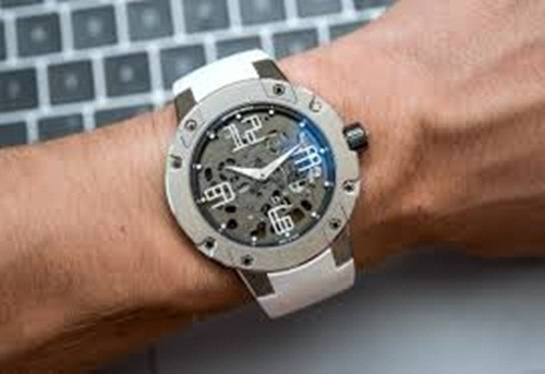 Thiết kế theo dạng Skeleton, bộ máy đồng hồ Richard Mille được lộ ra cho thấy những hoạt động nhịp nhàng của máy. Ảnh: aBlogtoWatch.