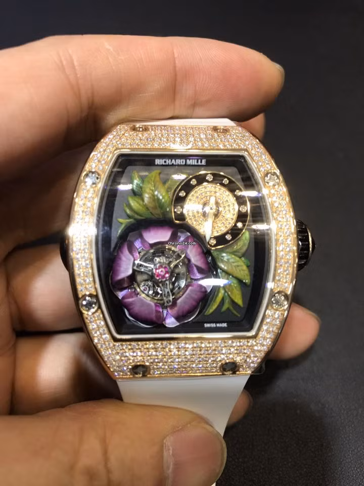 Các mẫu đồng hồ Richard Mille không đơn thuần chỉ là đồng hồ mà đó còn là những cỗ máy cơ khí tỉ mỉ. Ảnh: Chrono24.