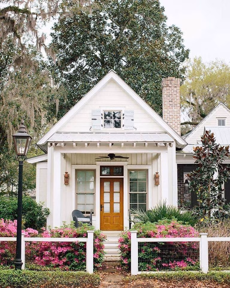 Sân nhà với hàng rào đầy hoa đẹp ngây ngất.