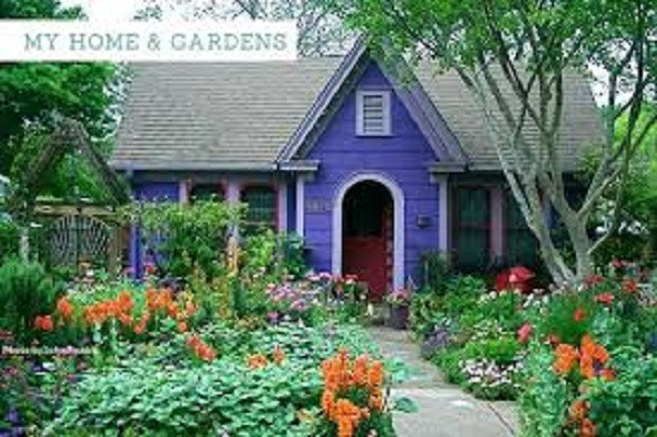 Khuôn viên sân vườn rộng lớn có hoa lá, cây cảnh giống như một nơi nghỉ dưỡng lý tưởng. Nguồn ảnh: Housebeautiful.