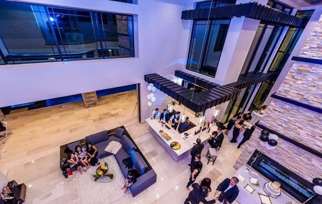 Phòng khách rộng có bar để uống rượu và tiếp khách.