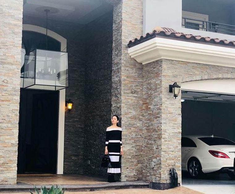 Căn nhà rộng rãi là nơi gia đình nữ ca sĩ lưu trú trong những lần lưu diễn hay nghỉ ngơi ở xứ cờ hoa.