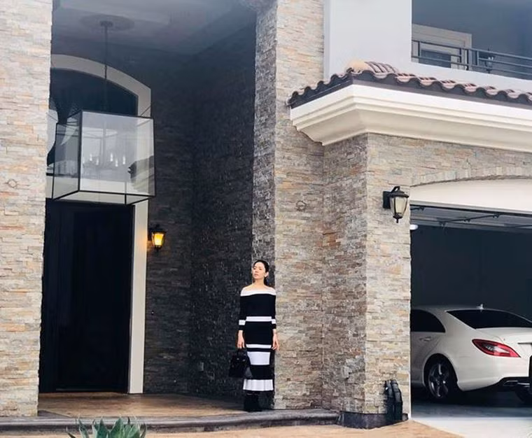 Căn nhà rộng rãi là nơi gia đình nữ ca sĩ lưu trú trong những lần lưu diễn hay nghỉ ngơi ở xứ cờ hoa.