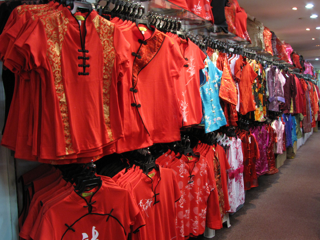 Trong khi đó, một số người dân tộc thiểu số Trung Quốc tại Jakata (Indonesia) lại đổ xô đến khu chợ truyền thống tại phố người Hoa để tìm mua đồ trang trí và quần áo mới. Ảnh: Goody Feed.