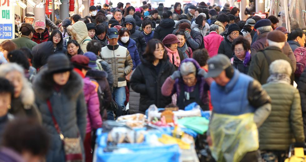 Một khu chợ truyền thống của ở Dongdaemun (Seoul, Hàn Quốc) đông nghẹt khách mua sắm vào ngày thứ Sáu trước kỳ nghỉ Tết Nguyên đán. Ảnh: Yonhap.