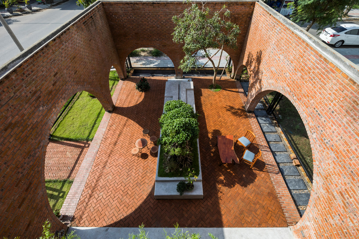 Đóng vai trò như nền móng, khối hình chữ nhật được thiết kế mở để làm quán cà phê.