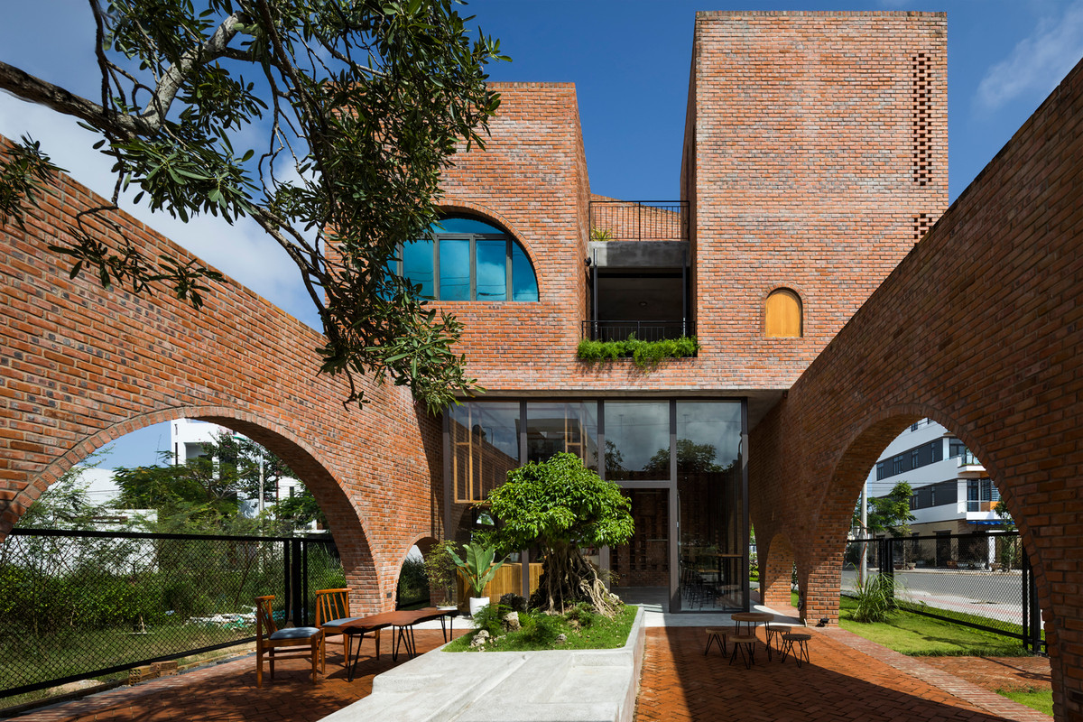 Được xây bằng gạch đất nung, ngôi nhà gợi đến hình ảnh chiếc đồng hồ Cuckoo quen thuộc.