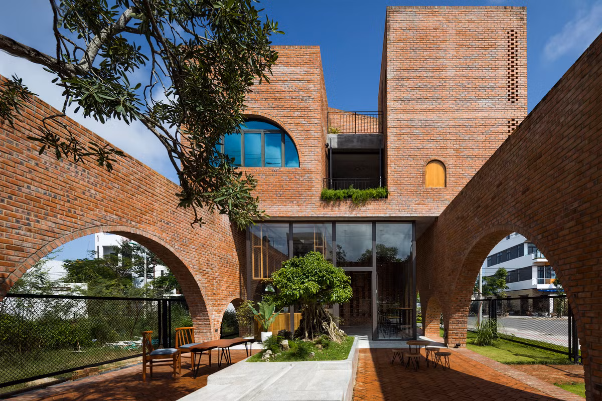 Được xây bằng gạch đất nung, ngôi nhà gợi đến hình ảnh chiếc đồng hồ Cuckoo quen thuộc.