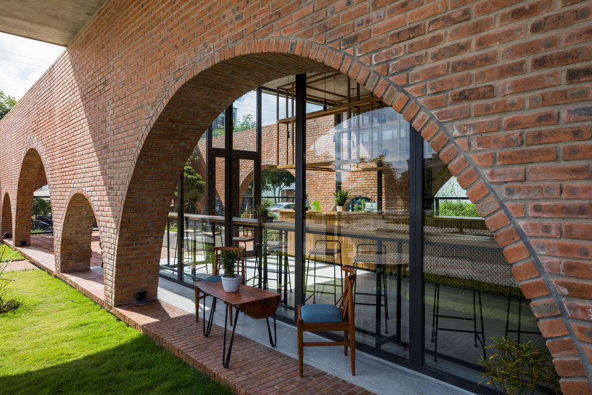 Khu vực quán có cả chỗ ngồi trong nhà và ngoài trời.