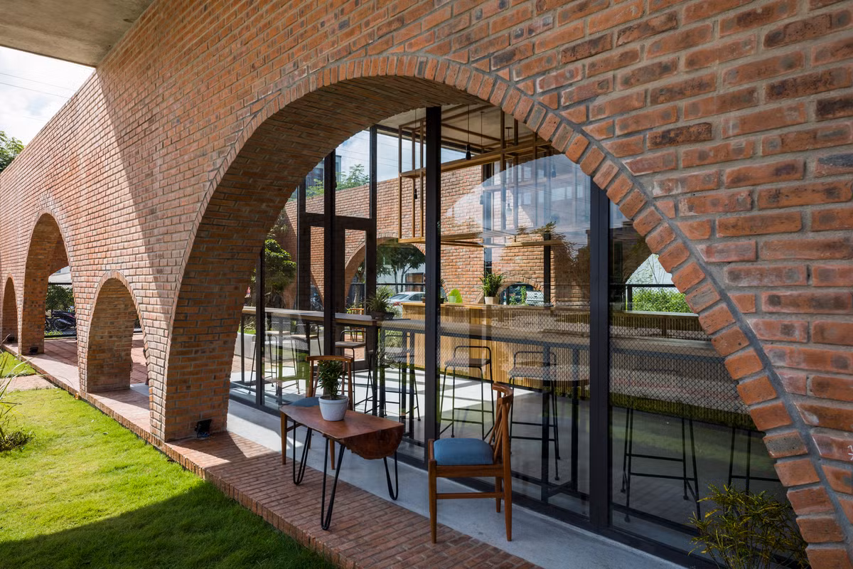 Khu vực quán có cả chỗ ngồi trong nhà và ngoài trời.