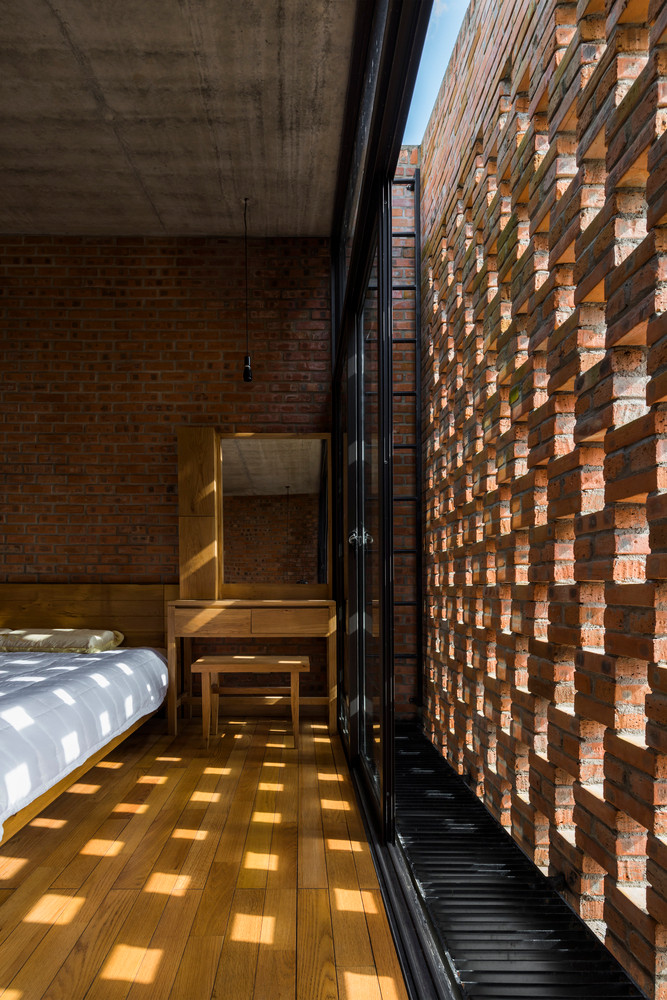 Tường gạch rỗng lấy ánh sáng cho phòng ngủ.