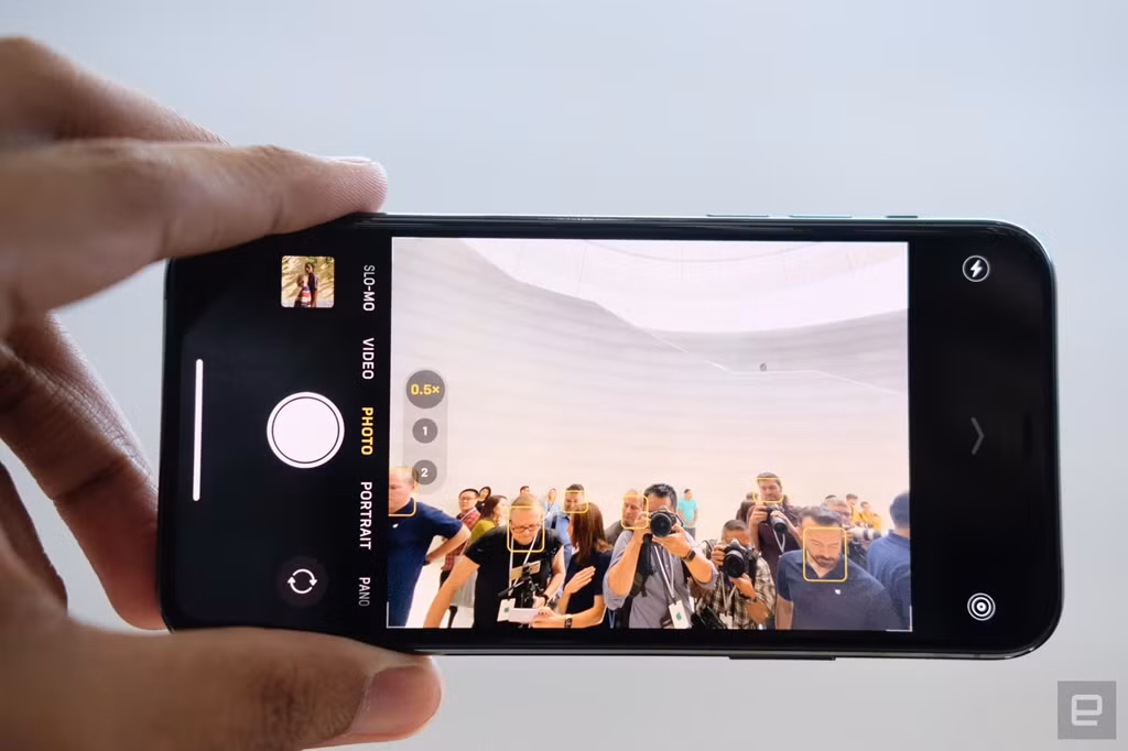 Bên cạnh đó, Apple cũng giới thiệu chế độ Deep Fusion. Tính năng này cho phép iPhone 11 Pro chụp liên tiếp 9 bức ảnh 4 tấm trước khi nhấn chụp, 4 tấm sau khi nhấn chụp 1 1 ảnh lúc chụp. Sau đó, iPhone 11 Pro sẽ dùng phần mềm để ghép 9 bức ảnh lại để tăng độ phân giải cho ảnh bằng thuật toán. Tính năng quay phim trên iPhone 11 Pro cũng có nhiều nâng cấp đáng kể về chống rung và độ nét.