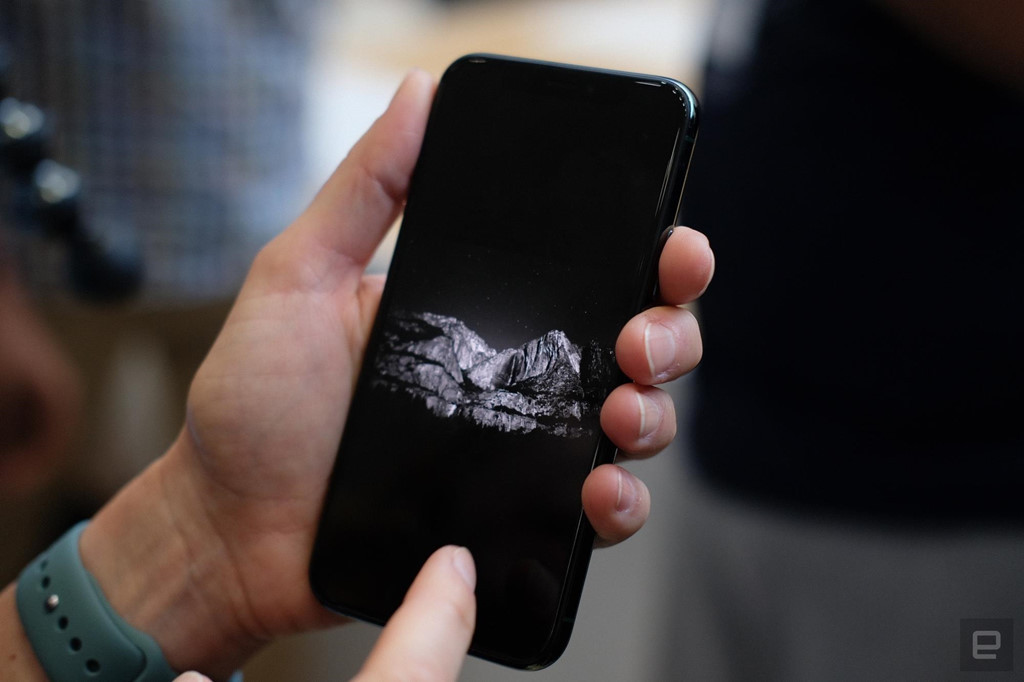 Các tính năng khác như Face ID, sạc nhanh cũng được Apple nâng cấp dù rất nhẹ. Cụ thể, Face ID có thể nhận nhiều góc mặt hơn, sạc nhanh được nâng cấp từ 15 W lên 18 W. Củ sạc nhanh lần này được tặng kèm khi bán sản phẩm chứ không mua riêng như trên iPhone XS.