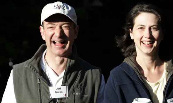 Sau bữa tối ở nhà, Jeff Bezos luôn đảm nhận nhiệm vụ rửa bát. Ông từ chia sẻ rằng: "Tôi đã được thuyết phục rằng đó là việc quyến rũ nhất tôi từng làm". Ảnh: Sydney.