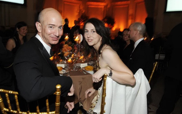 Chưa hết, Jeff Bezoz còn thường tự đi mua quần áo tặng vợ để tạo ra niềm vui bất ngờ. Ảnh: Time.