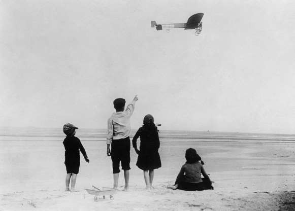 Chuyến bay qua eo biển Manche đầu tiên năm 1909. Ngày 25/7, phi công người Pháp Louis Blériot đã tiến hành chuyến bay thử nghiệm đầu tiên qua eo biển Manche. Chuyến bay khởi hành gần Calais, Pháp và bay tới Dover, Anh trong 37 phút. Ông nhận phần thưởng 1.000 bảng từ tờ báo Daily Mail của Anh cho thách thức này.