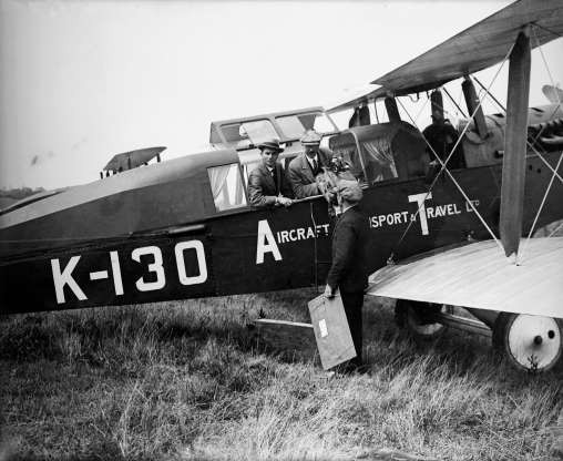 Dịch vụ hàng không quốc tế hàng ngày đầu tiên: năm 1919. Dịch vụ bắt đầu từ ngày 25/8 khi chiếc máy bay de Havilland của Công ty Du lịch và Vận tải Hàng không của Anh chở hành khách từ Hounslow Heath tới Le Bourget, Paris.