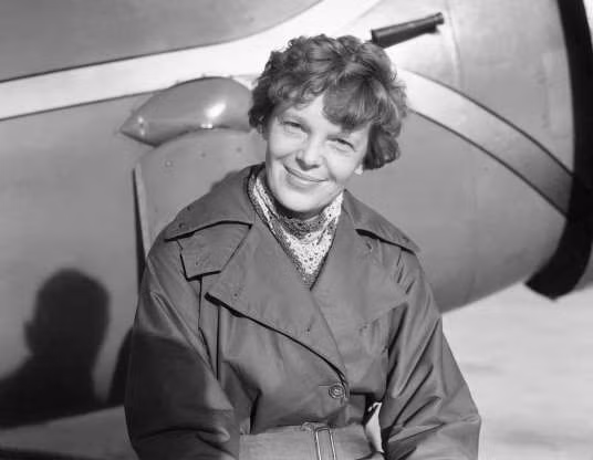 Người phụ nữ đầu tiên một mình lái máy bay xuyên Đại Tây Dương: năm 1932. Amelia Earhart, người Mỹ, đã ghi tên mình vào lịch sử khi cô trở thành người phụ nữ đầu tiên một mình thực hiện chuyến bay không dừng qua Đại Tây Dương ngày 21/5. Với một chiếc máy bay của Lockheed, cô đã bay 3.219 km từ Newfoundland tới Ireland trong vòng chưa đến 15 giờ./.