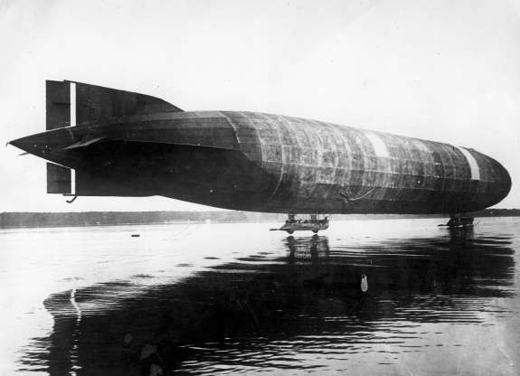 Chuyến bay khinh khí cầu Zeppelin năm 1900. Bước ngoặt thế kỷ được đánh dấu bằng chuyến bay thành công của khinh khí cầu Zeppelin LZ1. Phi công người Đức Count Ferdinand Graf von Zeppelin đã lái chiếc khinh khí cầu cứng này qua hồ Constance. Chiếc khí cầu dài 128 mét sử dụng khí hidro và được vận hành với động cơ 16 mã lực.