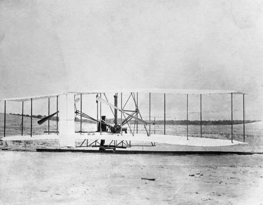 Chuyến bay thành công đầu tiên của máy bay năm 1903 do anh em nhà Wright thực hiện vào ngày 17/12 ở Bắc Carolina, Mỹ. Tuy nhiên, chiếc máy bay 2 chỗ ngồi chạy bằng xăng chỉ bay được 36,6 mét và ở trên không 12 giây.