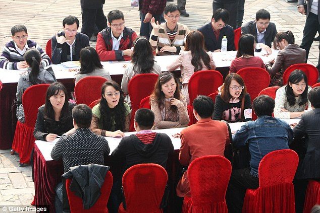 Công ty mai mối đã đăng thông báo tuyển vợ cho ông Zhang trên khắp các phương tiện truyền thông, từ báo in, báo mạng cho tới truyền hình ở cả 3 thành phố lớn của Trung Quốc.