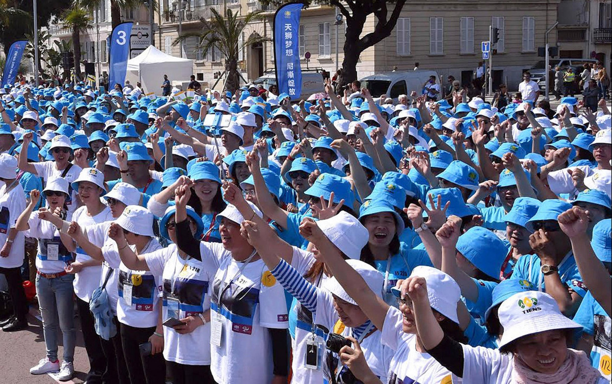 Đoàn 6.400 người phải đặt phòng trong 140 khách sạn ở Paris, tham quan các địa điểm giữa thủ đô như bảo tàng Louvre, tháp Eiffel. Đoàn cũng đặt 4.760 phòng tại các khách sạn 5 sao và 4 sao ở Monaco và Cannes.