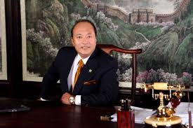 Tháng 3/2015, tỷ phú Li Jinyuan, Chủ Tịch tập đoàn Tiens Trung Quốc gây chấn động dư luận bằng việc chi đến gần 15 triệu USD cho 6.400 nhân viên trong công ty của mình du lịch tại Pháp 4 ngày.