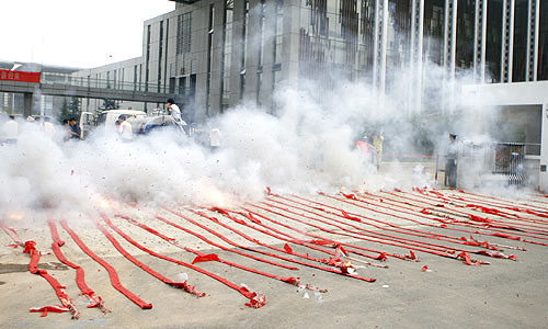 Giới siêu giàu nước này còn có niềm yêu thích đặc biệt với pháo ngày Tết. Năm 2012, một người đàn ông Châu Tân Tùng, chủ một xưởng luyện Đồng, Nhôm đã chi ra tới 13 vạn tệ (438 triệu đồng) để đốt pháo trong ngày đầu năm.