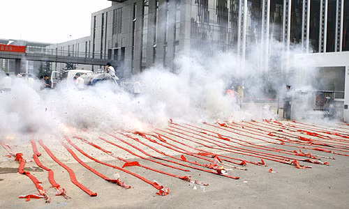 Giới siêu giàu nước này còn có niềm yêu thích đặc biệt với pháo ngày Tết. Năm 2012, một người đàn ông Châu Tân Tùng, chủ một xưởng luyện Đồng, Nhôm đã chi ra tới 13 vạn tệ (438 triệu đồng) để đốt pháo trong ngày đầu năm.