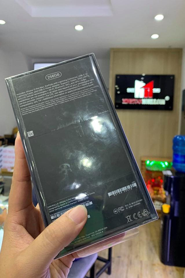 Hộp đựng iPhone 11 Max Pro thiết kế đơn giản với tông màu đen. Mặt trước hộp là hình ảnh của máy được in nổi, phía sau hộp là một số thông tin về sản phẩm.