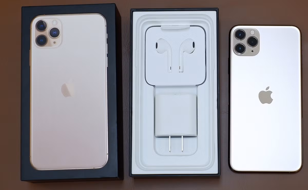 Ngoài ra, iPhone 11 Pro Max hàng mới giá 100 triệu được Minh Tuấn Mobile nhập về còn đi kèm các phụ kiện mới như sạc nhanh 18W, cáp kết nối USB C sang Lightning còn tai nghe vẫn như thế hệ trước.