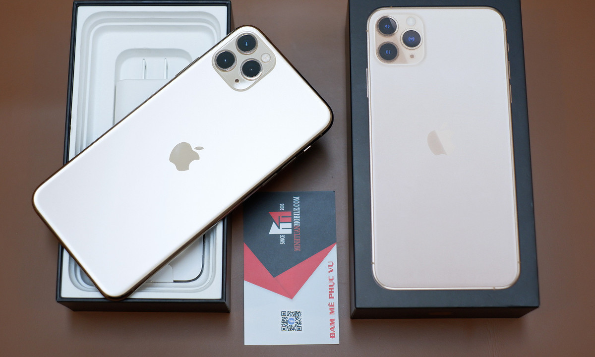 Cụm ba camera với thiết kế lồi.