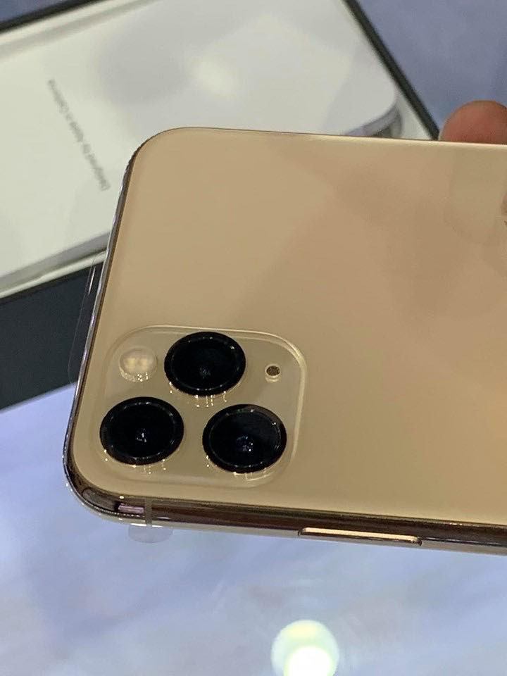 Chiếc iPhone 11 Pro Max này là phiên bản màu vàng, dung lượng 256 GB và đến từ thị trường Mỹ.