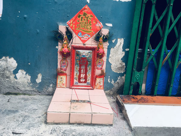 Cho đến nay, anh Hùng và những người dân trong hẻm không giải thích được vì sao nơi mình sống lại có tên Hòa Sĩ Phường. Theo nghĩa của từ Hán Việt, chữ phường ở đây không phải theo đơn vị hành chính, mà là phường sản xuất, phường buôn bán. Hào là hào hiệp. Sĩ là văn sĩ. Ảnh: T.A.