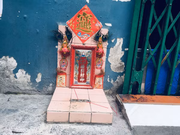 Cho đến nay, anh Hùng và những người dân trong hẻm không giải thích được vì sao nơi mình sống lại có tên Hòa Sĩ Phường. Theo nghĩa của từ Hán Việt, chữ phường ở đây không phải theo đơn vị hành chính, mà là phường sản xuất, phường buôn bán. Hào là hào hiệp. Sĩ là văn sĩ. Ảnh: T.A.